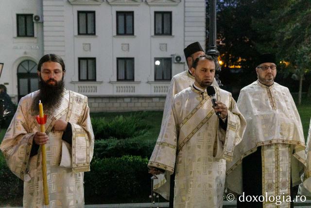 Procesiunea scoaterii spre închinare a moaștelor Sfintei Cuvioase Parascheva / Foto: pr. Silviu Cluci Procesiunea scoaterii spre închinare a moaștelor Sfintei Cuvioase Parascheva