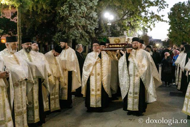 Procesiunea scoaterii spre închinare a moaștelor Sfintei Cuvioase Parascheva / Foto: pr. Silviu Cluci Procesiunea scoaterii spre închinare a moaștelor Sfintei Cuvioase Parascheva
