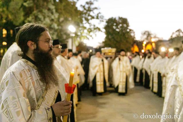 Procesiunea scoaterii spre închinare a moaștelor Sfintei Cuvioase Parascheva