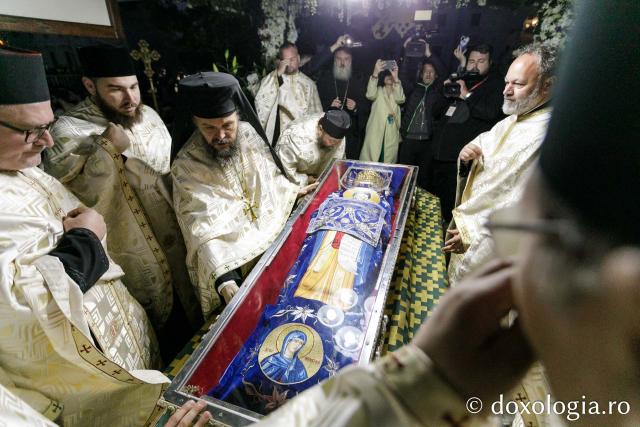 Procesiunea scoaterii spre închinare a moaștelor Sfintei Cuvioase Parascheva / Foto: pr. Silviu Cluci Procesiunea scoaterii spre închinare a moaștelor Sfintei Cuvioase Parascheva