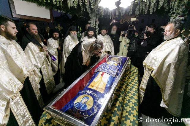 Procesiunea scoaterii spre închinare a moaștelor Sfintei Cuvioase Parascheva / Foto: pr. Silviu Cluci Procesiunea scoaterii spre închinare a moaștelor Sfintei Cuvioase Parascheva
