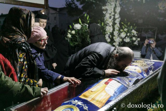 Procesiunea scoaterii spre închinare a moaștelor Sfintei Cuvioase Parascheva / Foto: pr. Silviu Cluci Procesiunea scoaterii spre închinare a moaștelor Sfintei Cuvioase Parascheva