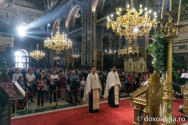 Slujbele din cadrul Hramului Sfintei Parascheva continuă în Catedrala Mitropolitană din Iași