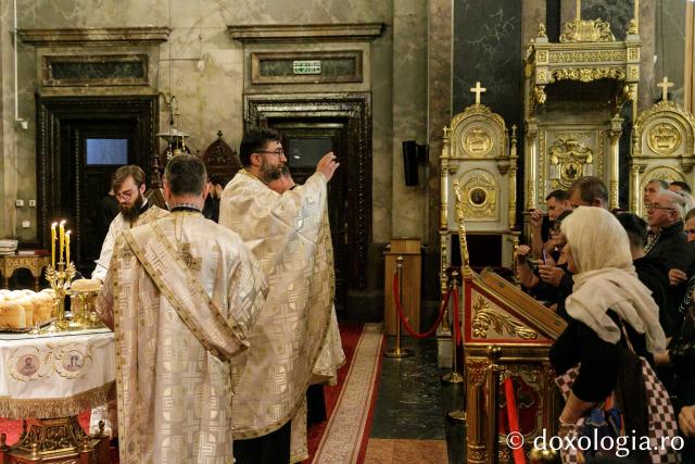 Slujbele din cadrul Hramului Sfintei Parascheva continuă în Catedrala Mitropolitană din Iași
