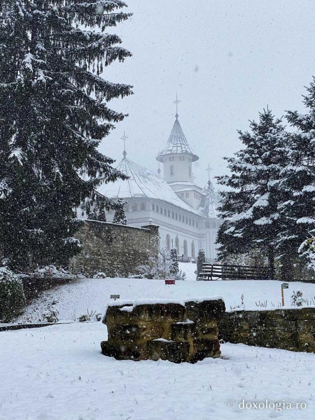 Prima zăpadă la Mănăstirea Pângărați