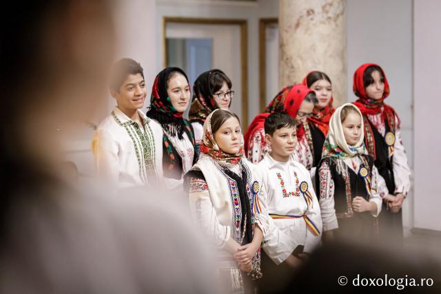 Parohia „Sfântul Vasile” Hârlău – Colindători la Reședința Mitropolitană 2023