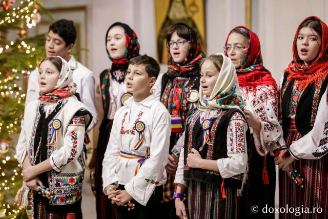Parohia „Sfântul Vasile” Hârlău – Colindători la Reședința Mitropolitană 2023