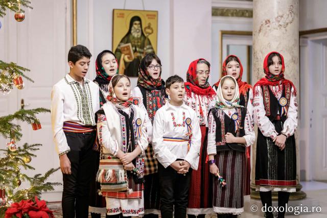 Parohia „Sfântul Vasile” Hârlău – Colindători la Reședința Mitropolitană 2023