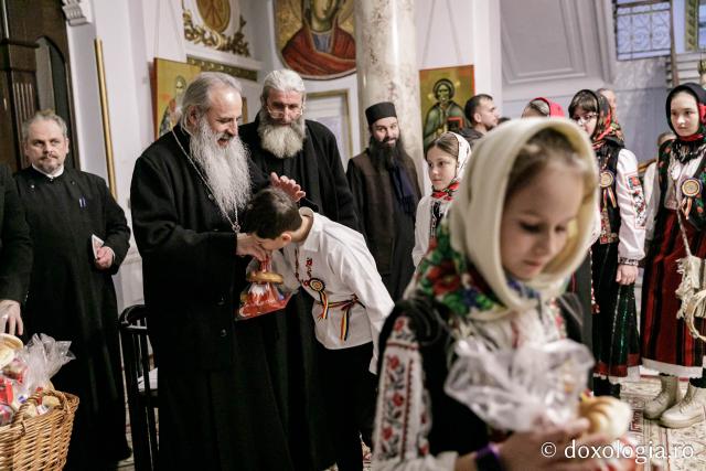 Parohia „Sfântul Vasile” Hârlău – Colindători la Reședința Mitropolitană 2023