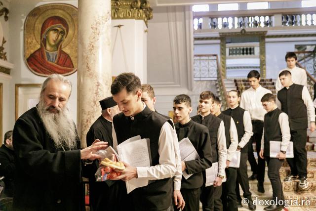 Asociația „Familia Nostra” – Colindători la Reședința Mitropolitană 2023