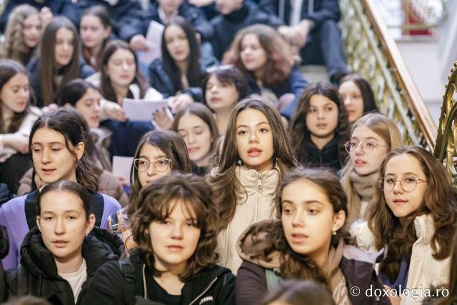 (Foto) Colegiul Național Iași, clasa a X-a – Colindători la Reședința Mitropolitană 2023
