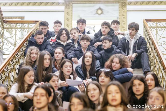 (Foto) Colegiul Național Iași, clasa a X-a – Colindători la Reședința Mitropolitană 2023