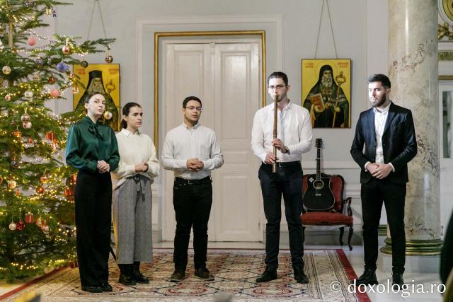(Foto) Grup de la Conservatorul din Iași – Colindători la Reședința Mitropolitană 2023