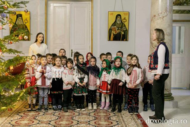 (Foto) Grădinița „Sfânta Parascheva” din Iași – Colindători la Reședința Mitropolitană 2023