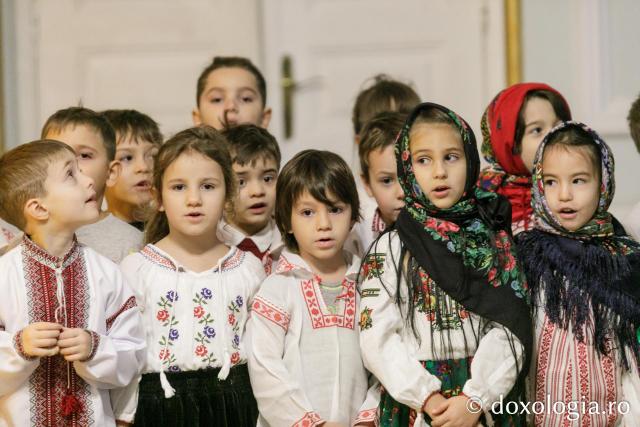 (Foto) Grădinița „Sfânta Parascheva” din Iași – Colindători la Reședința Mitropolitană 2023