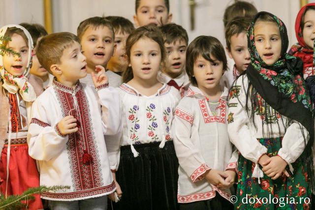(Foto) Grădinița „Sfânta Parascheva” din Iași – Colindători la Reședința Mitropolitană 2023