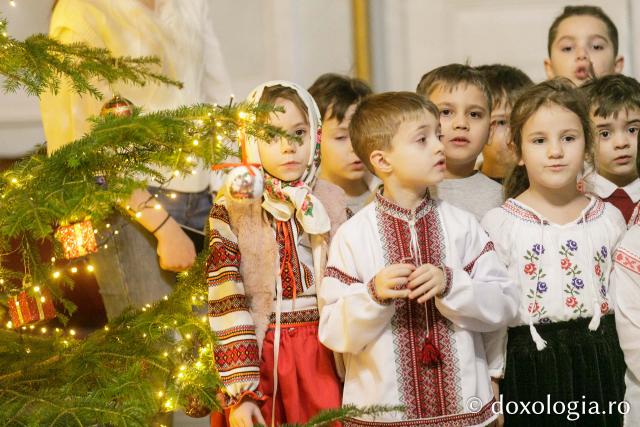 (Foto) Grădinița „Sfânta Parascheva” din Iași – Colindători la Reședința Mitropolitană 2023