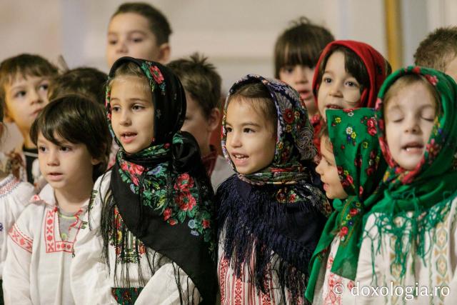 (Foto) Grădinița „Sfânta Parascheva” din Iași – Colindători la Reședința Mitropolitană 2023