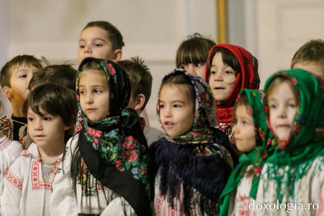 (Foto) Grădinița „Sfânta Parascheva” din Iași – Colindători la Reședința Mitropolitană 2023