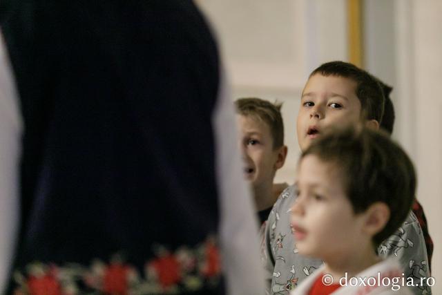 (Foto) Grădinița „Sfânta Parascheva” din Iași – Colindători la Reședința Mitropolitană 2023