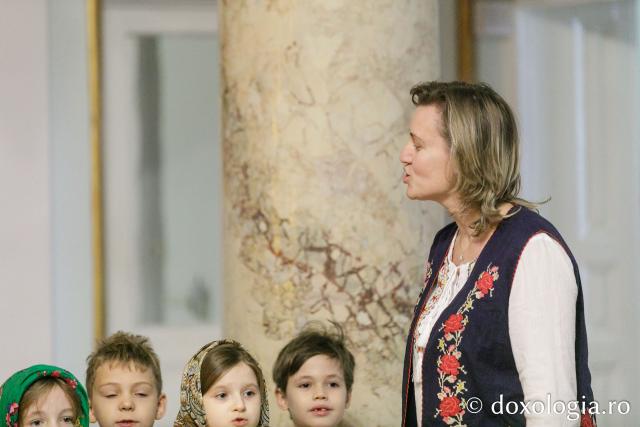 (Foto) Grădinița „Sfânta Parascheva” din Iași – Colindători la Reședința Mitropolitană 2023