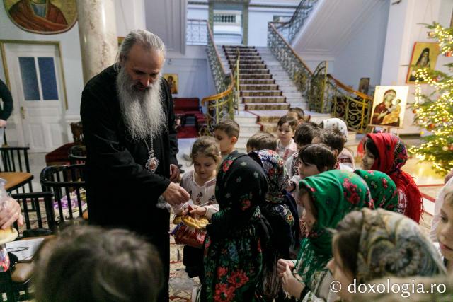 (Foto) Grădinița „Sfânta Parascheva” din Iași – Colindători la Reședința Mitropolitană 2023
