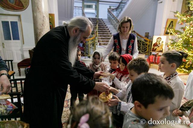 (Foto) Grădinița „Sfânta Parascheva” din Iași – Colindători la Reședința Mitropolitană 2023