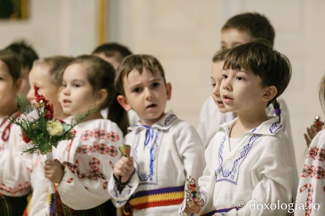 (Foto) Grădinița nr. 16 din Iași – Colindători la Reședința Mitropolitană 2023