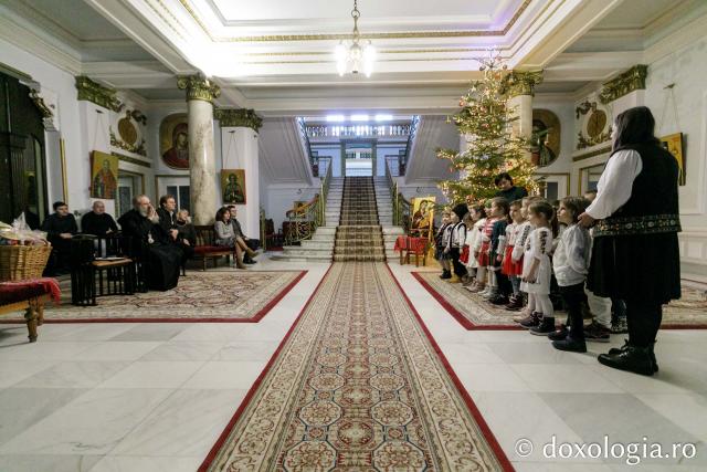 (Foto) Grădinița „Sfântul Sava” (preșcolari) din Iași – Colindători la Reședința Mitropolitană 2023
