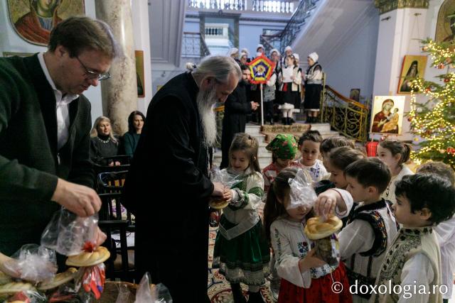(Foto) Grădinița „Sfântul Sava” (preșcolari) din Iași – Colindători la Reședința Mitropolitană 2023