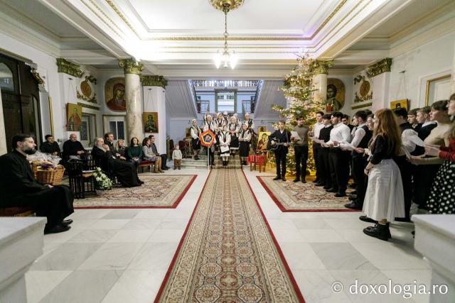 Corul elevilor basarabeni de la Seminarul Teologic din Iași – Colindători la Reședința Mitropolitană 2023 (Foto) Corul elevilor basarabeni de la Seminarul Teologic din Iași – Colindători la Reședința Mitropolitană 2023