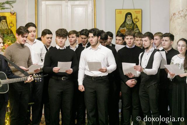 Corul elevilor basarabeni de la Seminarul Teologic din Iași – Colindători la Reședința Mitropolitană 2023 (Foto) Corul elevilor basarabeni de la Seminarul Teologic din Iași – Colindători la Reședința Mitropolitană 2023