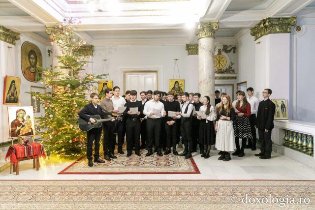 Corul elevilor basarabeni de la Seminarul Teologic din Iași – Colindători la Reședința Mitropolitană 2023 (Foto) Corul elevilor basarabeni de la Seminarul Teologic din Iași – Colindători la Reședința Mitropolitană 2023