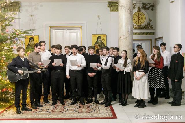 Corul elevilor basarabeni de la Seminarul Teologic din Iași – Colindători la Reședința Mitropolitană 2023 (Foto) Corul elevilor basarabeni de la Seminarul Teologic din Iași – Colindători la Reședința Mitropolitană 2023