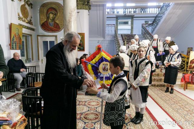 (Foto) Parohia Ciurbești – Colindători la Reședința Mitropolitană 2023