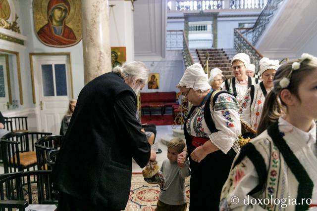 (Foto) Parohia Ciurbești – Colindători la Reședința Mitropolitană 2023