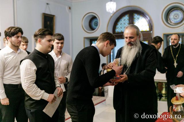 Corul elevilor basarabeni de la Seminarul Teologic din Iași – Colindători la Reședința Mitropolitană 2023 (Foto) Corul elevilor basarabeni de la Seminarul Teologic din Iași – Colindători la Reședința Mitropolitană 2023