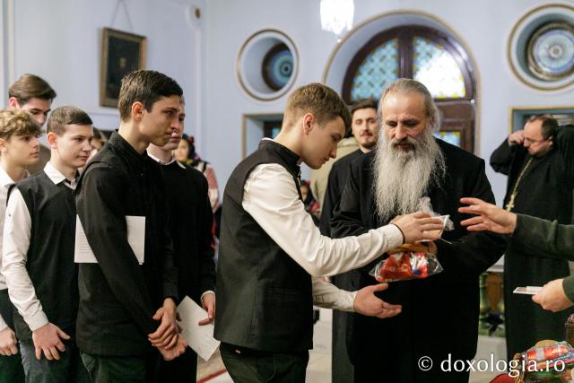 Corul elevilor basarabeni de la Seminarul Teologic din Iași – Colindători la Reședința Mitropolitană 2023 (Foto) Corul elevilor basarabeni de la Seminarul Teologic din Iași – Colindători la Reședința Mitropolitană 2023