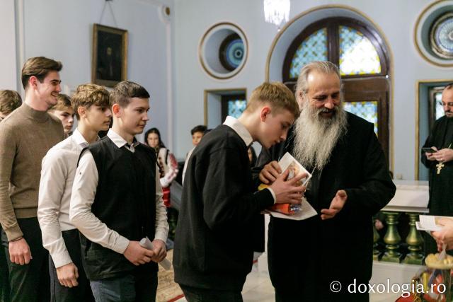 Corul elevilor basarabeni de la Seminarul Teologic din Iași – Colindători la Reședința Mitropolitană 2023 (Foto) Corul elevilor basarabeni de la Seminarul Teologic din Iași – Colindători la Reședința Mitropolitană 2023