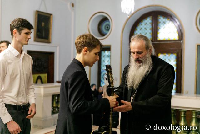 (Foto) Corul elevilor basarabeni de la Seminarul Teologic din Iași – Colindători la Reședința Mitropolitană 2023