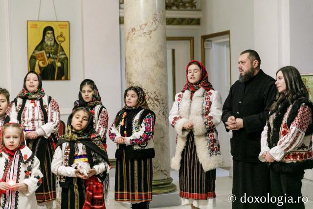(Foto) Grupul folcloric „Floricică de pe stâncă” din Şerbeşti, Neamţ – Colindători la Reședința Mitropolitană 2023