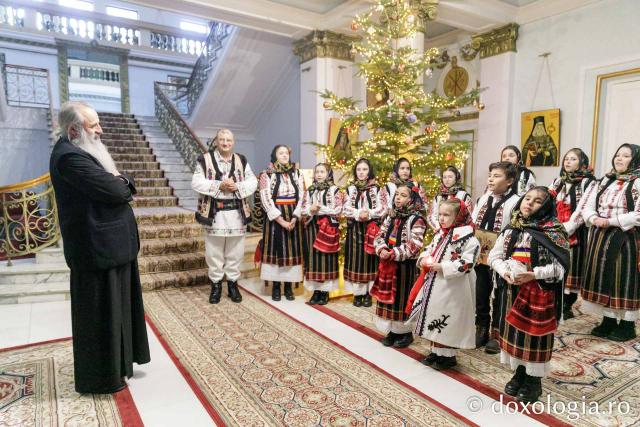 (Foto) Grupul folcloric „Floricică de pe stâncă” din Şerbeşti, Neamţ – Colindători la Reședința Mitropolitană 2023