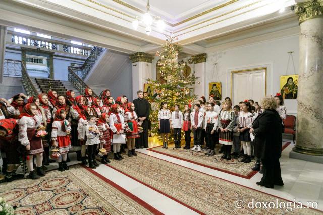 (Foto) Școala „Alecu Russo” din Iași – Colindători la Reședința Mitropolitană 2023