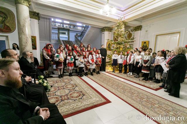 (Foto) Școala „Alecu Russo” din Iași – Colindători la Reședința Mitropolitană 2023