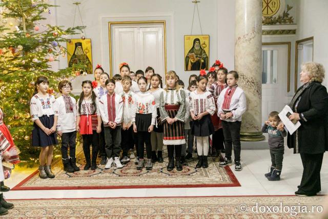 (Foto) Școala „Alecu Russo” din Iași – Colindători la Reședința Mitropolitană 2023