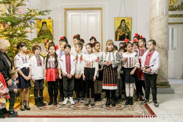 (Foto) Școala „Alecu Russo” din Iași – Colindători la Reședința Mitropolitană 2023