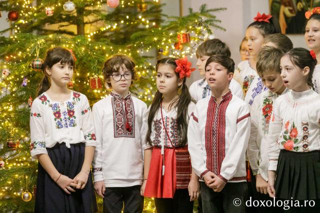 (Foto) Școala „Alecu Russo” din Iași – Colindători la Reședința Mitropolitană 2023