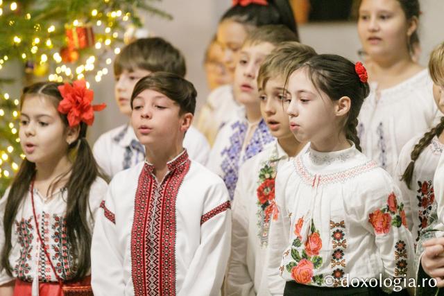 (Foto) Școala „Alecu Russo” din Iași – Colindători la Reședința Mitropolitană 2023