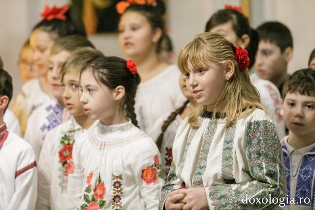 (Foto) Școala „Alecu Russo” din Iași – Colindători la Reședința Mitropolitană 2023