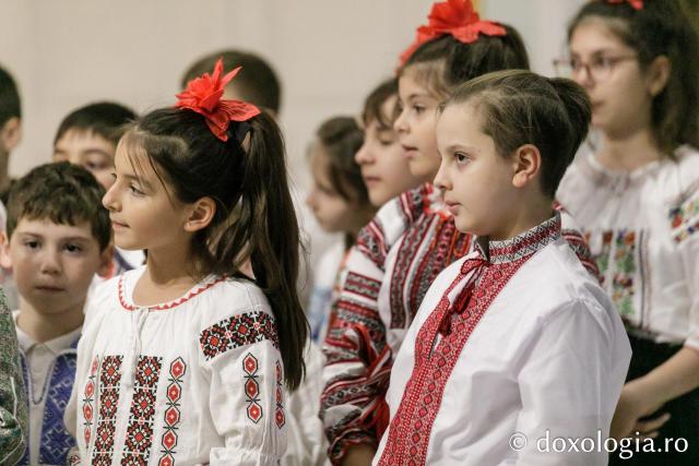 (Foto) Școala „Alecu Russo” din Iași – Colindători la Reședința Mitropolitană 2023